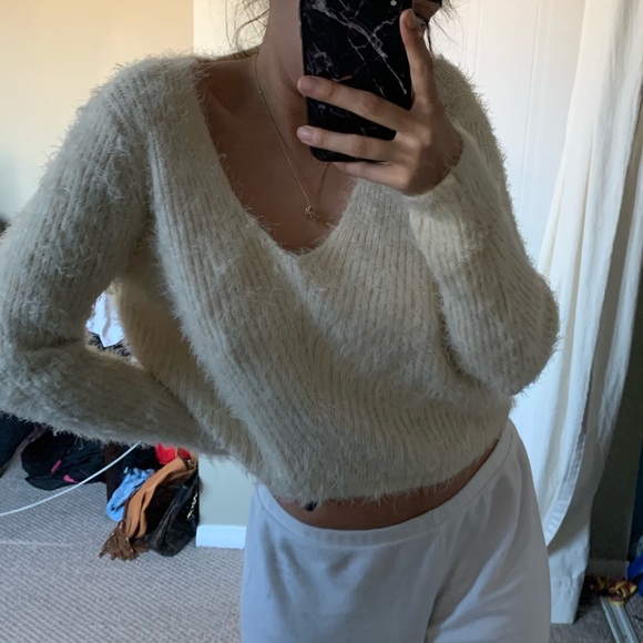 H&M FUZZY CROPPED SWEATER - Picture 4 of 4